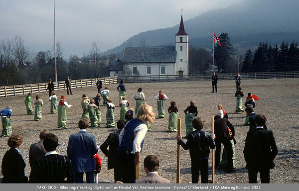 FAKf-1305.D0931 - Sekkeløp 17. mai ein gong på 1970-talet i Fiksdal. Fotograf Peder Frostad