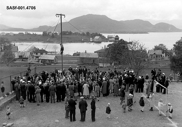 SASf-001.4706 - 17. mai-feiring på skuleplassen i Ulsteinvik ein gong mellom 1945 og 1955.