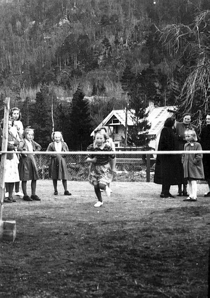 SU-0096.00653 - Høgdehopping 17. mai 1951 i Jordalsgrenda i Sunndal. Fotograf ukjend - eigar Agnar Meisal