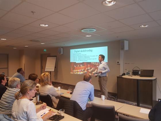 Christian Sørbye Larsen forteller om Digital skolehverdag. Foto: Jan Aakvik/IKAMR.