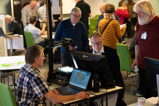 Fylkesfotoarkivar Ragnar H. Albertsen demonstrerer digitalisering og søk i fotobasar. Foto: Piotr Cabaj.