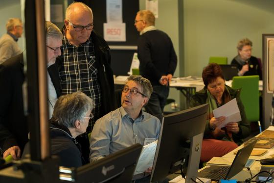 Jan Aakvik viser søk i kulturdatabasar. Foto: Piotr Cabaj