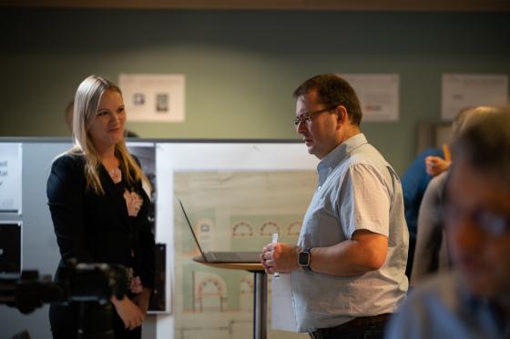 Zane Aboltina ved SEDAK diskuterer digitalisering. Foto: Piotr Cabaj.