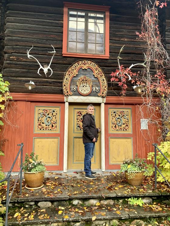 Museumsstyrar Jarle Stavik ved Sunndal bygdemuseum - Foto: Åsta Vadset, IKAMR.