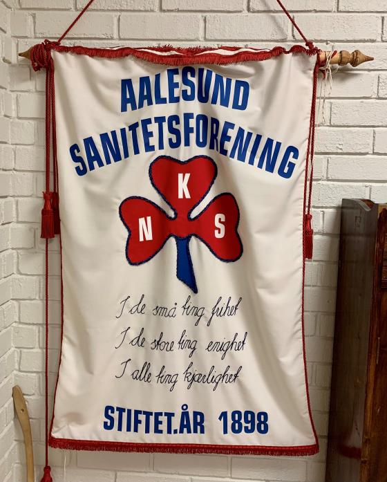 Aalesund Sanitetsforening si fane - Foto: Åsta Vadset, IKAMR