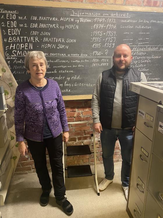 Inger Anne Rangnes, leiar i arkivgruppa til Lokalhistorisk arkiv for Smøla og Torstein Skeide Olsen, IKAMR – Foto: Geir Håvard Ellingseter, IKAMR