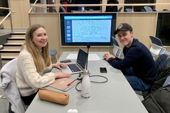 Ida Tufteland og Jan-Magnus Dimmen, lærarstudentar på masterutdanninga i samfunnsfag ved Høgskulen i Volda. Foto - Åsta Vadset, IKAMR