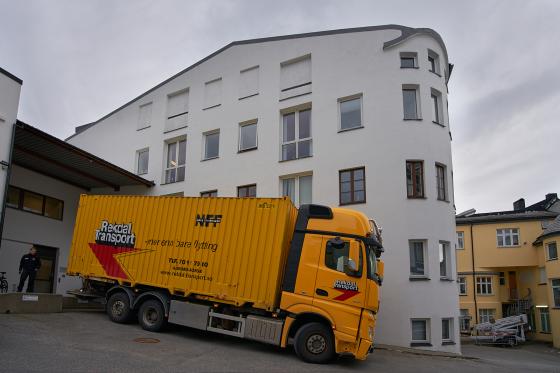 Lastebil leverer arkiv - rygga inn til IKAMR sitt depot