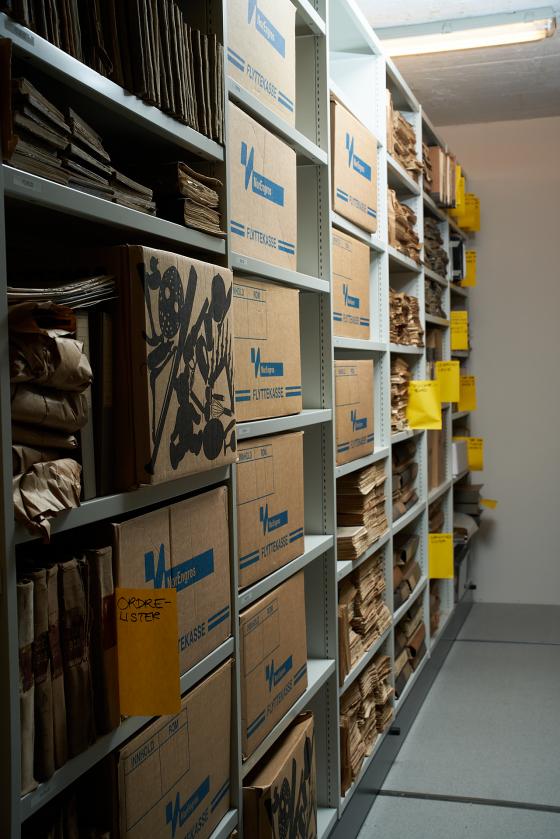 Full arkivreol med flyttekasser og arkiv i alle størrelsar
