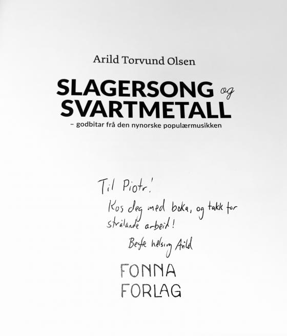 Boka har blitt opna og ein ser tittel og forfattarnamn i tillegg til personleg helsing frå forfattaren