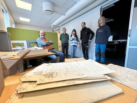 Prosjektleiar Gudmund Valderhaug fortalde om jobbinga med privatarkivet etter diktaren og lokalhistorikaren Hans Hyldbak.  Foto: Piotr Cabaj, SEDAK/IKAMR