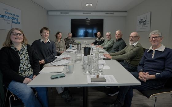 Møte om fotoinnsamling for Spjelkavikområdet. Foran frå venstre Anne Marit Huse, Sigurd Syversen, Anne Tømmervåg, Jan Aakvik. Foran frå høgre Ole Jonny Larsen, Per Morten Tennøy, Ivar Gunnar Braaten, Jarle Sulebust og Ottar Andre Breivik Anderson.Sigurd Foto: Piotr Cabaj. IKAMR.