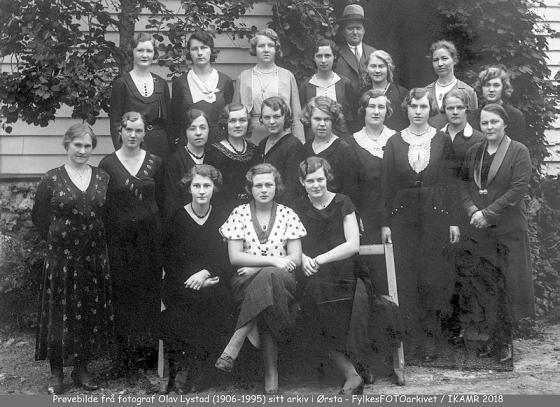 Ei oppstilt gruppe kvinner, bilde frå mellom 1932 og 1950