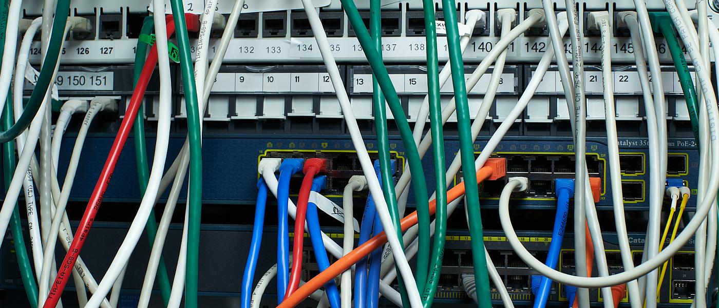 Bilde av fargerike nettverkskablar i eit serverrom