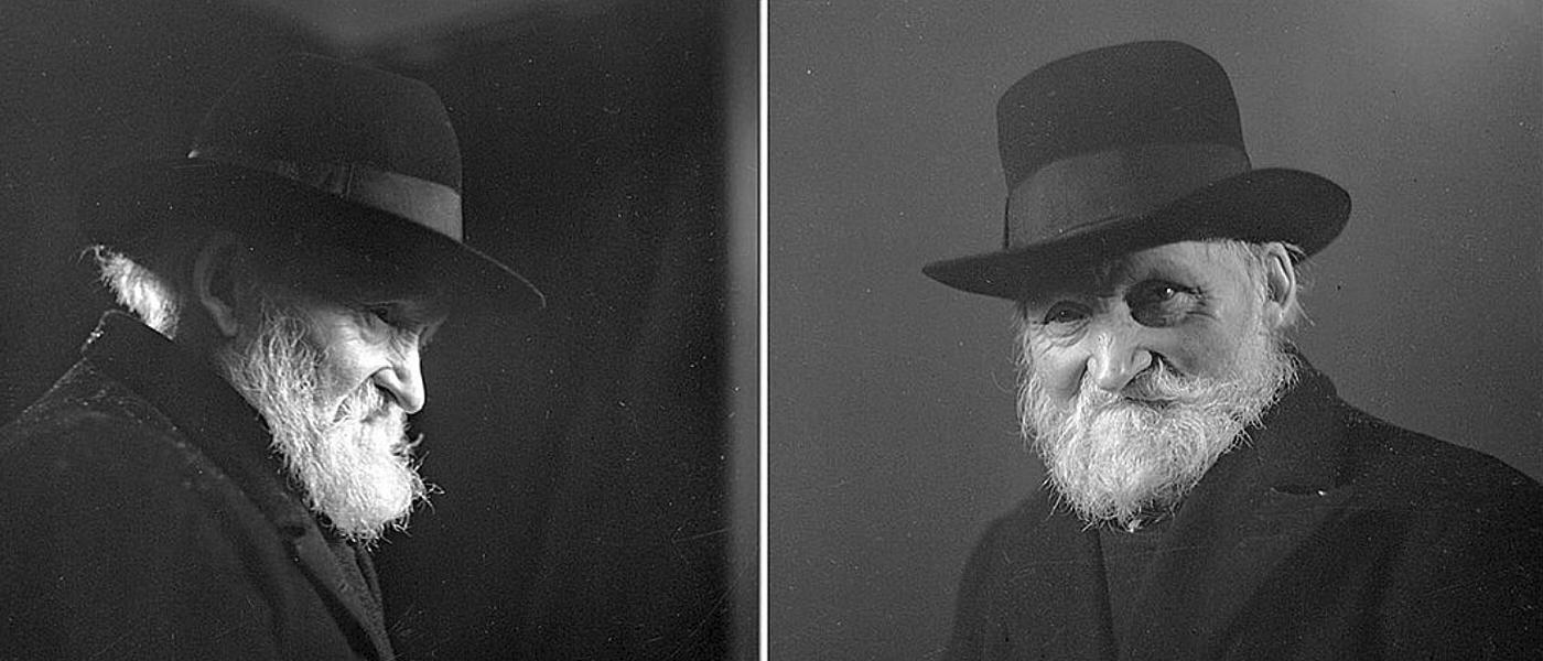 To portrettfoto side om side i svart/kvitt, det eine frå sida og det andre framanfrå, av ein eldre mann med kvitt skjegg, mørkt pentøy og hatt