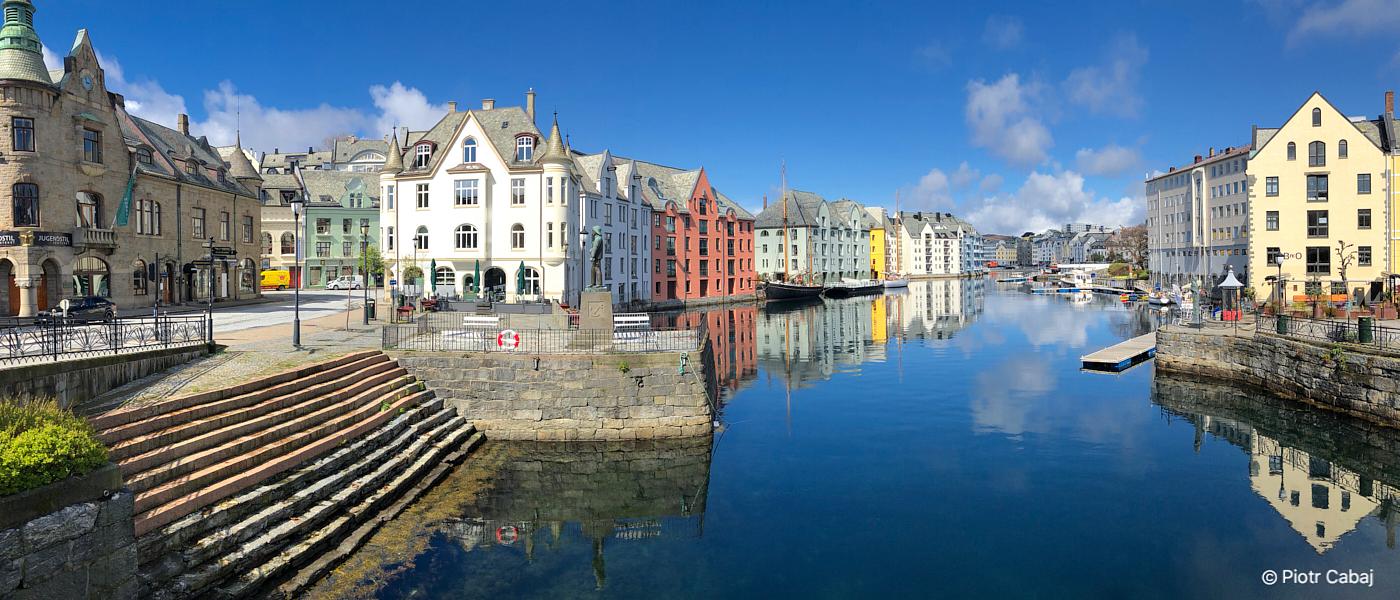 Bilde av Brosundet i Ålesund i strålande ver, tatt frå Hellebroa