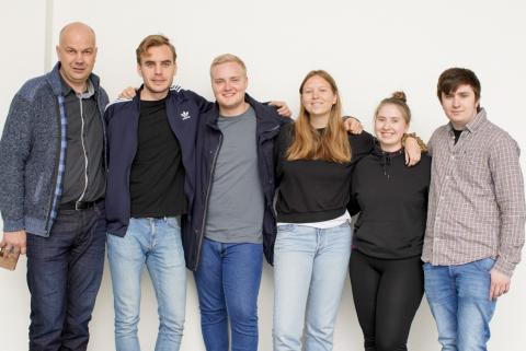 Sommarhjelp og arbeidstrening ved IKA Møre og Romsdal. Frå venstre Piotr Cabaj, Emil Stokkevåg, Christian Molnes Ingvaldsen, Eli Morken Farstad , Thea Holst Aakvik og Erlend Holst Aakvik. Fotograf Piotr Cabaj. SEDAK/IKA.