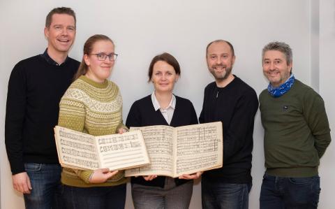 Foto: Fylkesbiblioteket. Frå venstre: Geir Håvard Ellingseter, leiar IKAMR, Anna Gjendem, Folkemusikkarkivet i Møre og Romsdal, Heidi-Iren Wedlog Olsen, Kulturdirektør Møre og Romsdal fylke, Ottar A.B Anderson, SEDAK og Jan Aakvik, KulturNett. (Heidi Drageseth, Fylkesbiblioteket var ikkje til stades ved fotografering)