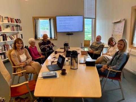 Frå venstre: Anne Skjeggestad, Marit Haugen, Eivind Hasle, Sverre Hatle, Lilli Husby og Sigrid Janne Moen. Steinar Hasselø deltok også på møtet. Foto: Åsta Vadset, IKAMR.