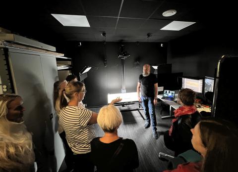 Piotr Cabaj, fotograflærling ved SEDAK, i blackbox-studio. Foto: Ottar Andre Breivik Andersson, SEDAK/IKAMR  