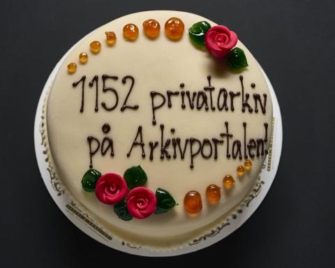 Bilde ovanfrå av ei marsipankake der det står skrie 1152 privatarkiv på arkivportalen!