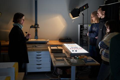 Anne Tømmervåg, rådgjevar fylkesfotoarkivet, viste historiske filmtypar frå arkivet. Foto: Piotr Cabaj, SEDAK/IKAMR