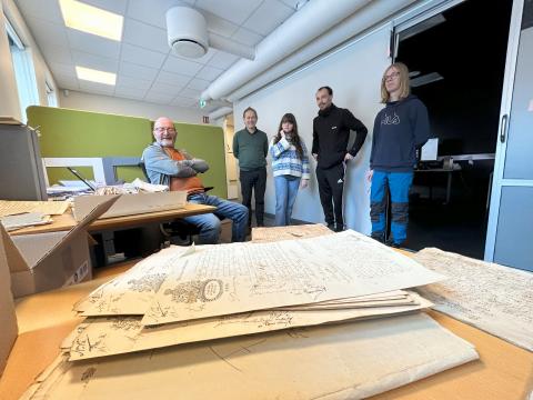 Prosjektleiar Gudmund Valderhaug fortalde om jobbinga med privatarkivet etter diktaren og lokalhistorikaren Hans Hyldbak.  Foto: Piotr Cabaj, SEDAK/IKAMR