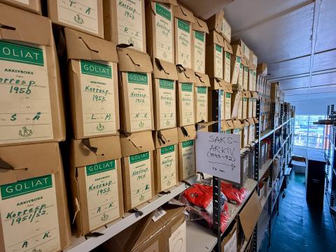 Ei hyllerekke med gamle arkivboksar