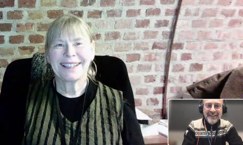 Kvinne og mann sit i digitalt møte, smiler mot kamera