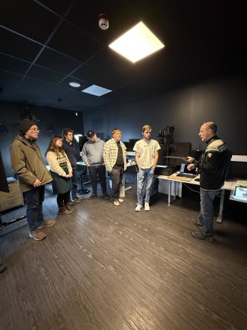 studentar står inne i eit black box studio og får vite om mediekonvertering