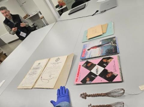 Museumsgjenstandar, handlaga metallvispar og oppbyggande litteratur